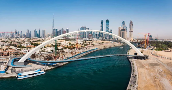 Вид с водного канала на Дубай с воздуха — стоковое фото