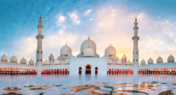 Великая мечеть Шейха Зайеда в Абу-Даби — стоковое фото