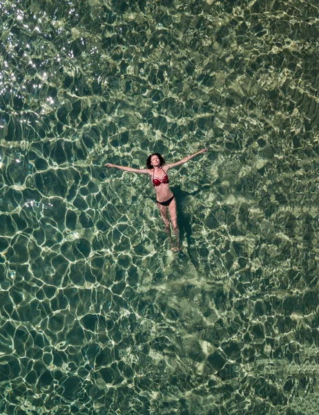 Chica acostada en el agua — Foto de Stock