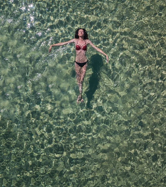 Ragazza sdraiata sull'acqua — Foto Stock