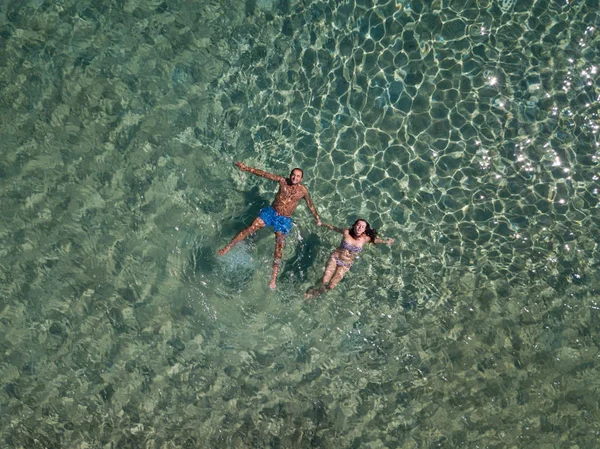Linda pareja flotando en el mar — Foto de Stock