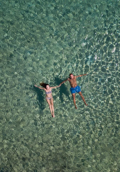 Linda pareja flotando en el mar —  Fotos de Stock