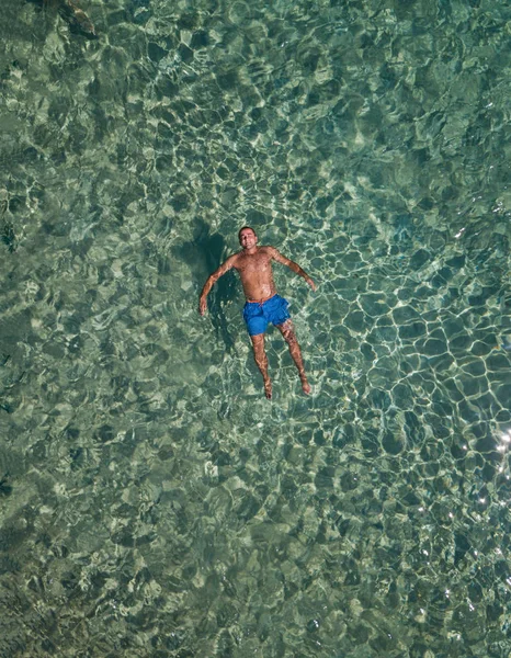 Pummeliger Kerl, der im Meer schwimmt — Stockfoto