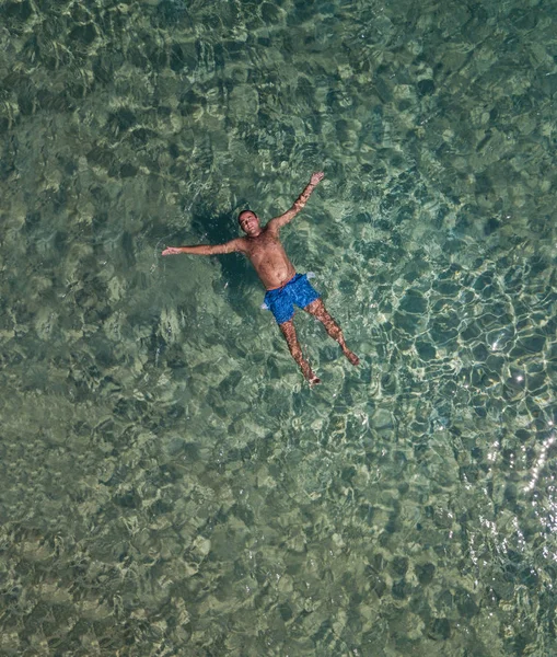 Chubby chico flotando en el mar —  Fotos de Stock