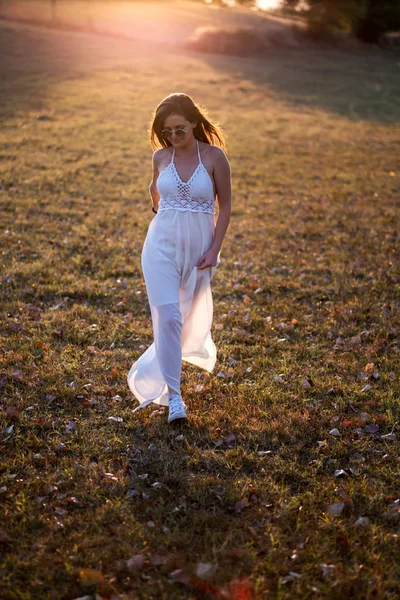 年轻的新娘独自在田野里摆姿势 — 图库照片
