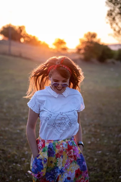 Menina loira correndo pelo campo — Fotografia de Stock