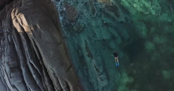 Chica Buceando Mar Cerca Las Rocas Grecia — Vídeos de Stock