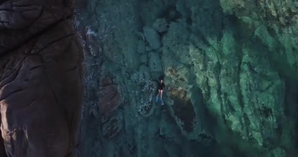 女孩在希腊的岩石附近的海里浮潜 — 图库视频影像