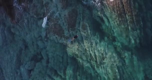ギリシャの岩の近くの海でシュノーケリングの女の子 — ストック動画