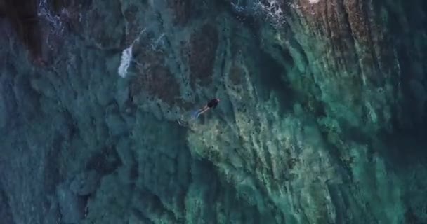 Flicka Snorkling Havet Nära Klipporna Grekland — Stockvideo