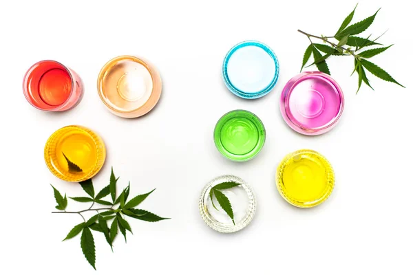 Pestrobarevné koktejly s marihuanou izolovanou — Stock fotografie