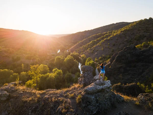 Dívka na vrcholu hory — Stock fotografie