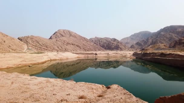アラブ首長国連邦のラス ハイマ首長国のジェベル ジャイス山の砂漠の貯水池湖 — ストック動画