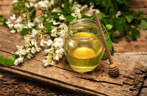 Miele in vaso con fiori di acacia — Foto Stock