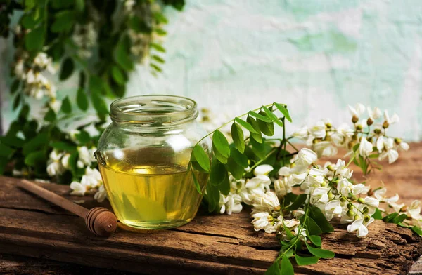 Miele in vaso con fiori di acacia — Foto Stock