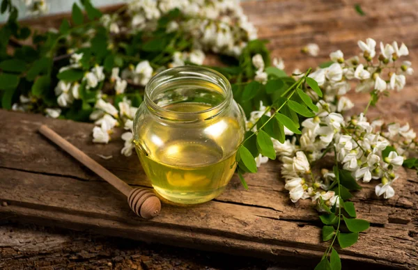 Miele in vaso con fiori di acacia — Foto Stock