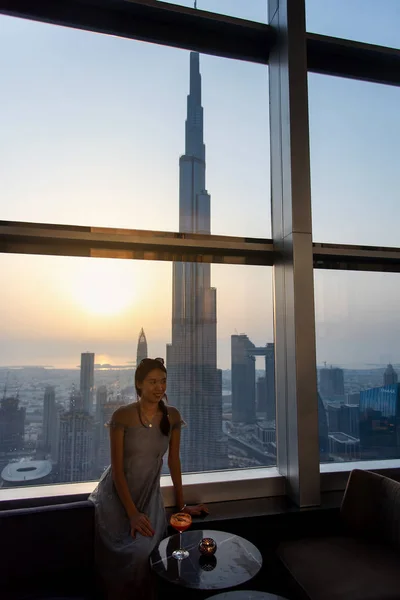 Mujer disfrutando de una copa con vista al centro de Dubai —  Fotos de Stock