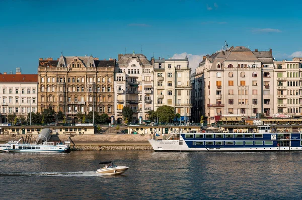 Budapest edifici di architettura tradizionale che si ergono sopra il Danubio — Foto Stock
