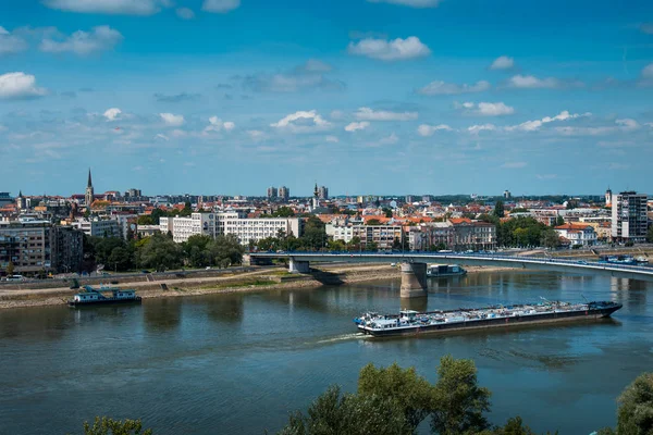 Ciudad de Novi Sad sobre el río Danubio en el norte de Serbia — Foto de Stock