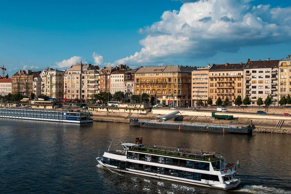 ドナウ川の上に立つブダペストの伝統的建築物 — ストック写真