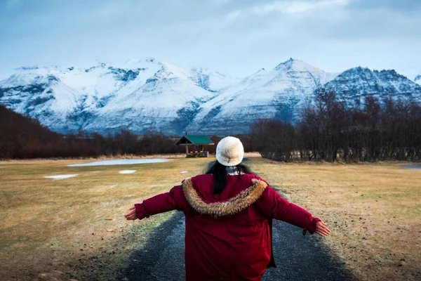 Voyageuse sur une route panoramique en Islande — Photo