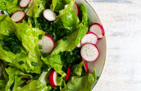 Ensalada verde saludable con rábano en un tazón —  Fotos de Stock