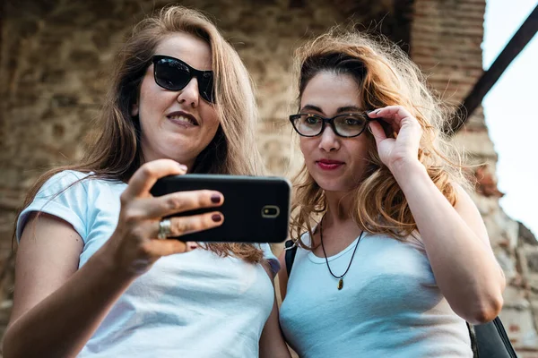 Deux filles regardant un téléphone portable — Photo