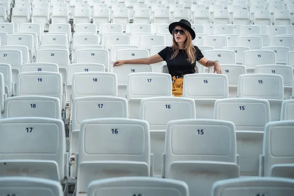 Hipster menina em um teatro vazio — Fotografia de Stock