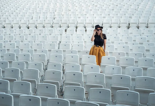 Hipster lány egy üres színházban. — Stock Fotó