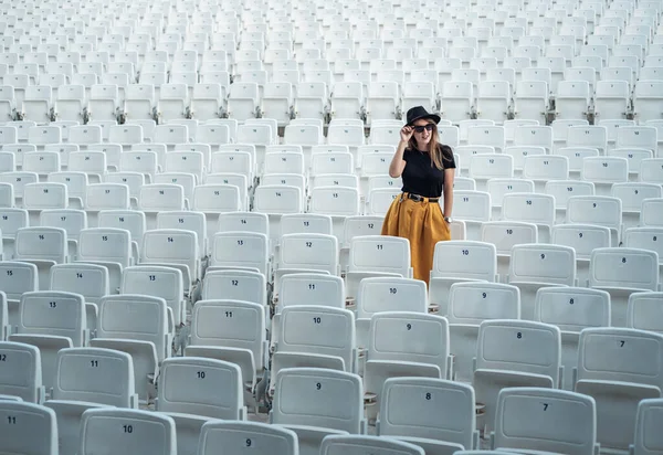 ヒップスター女の子で空の劇場 — ストック写真