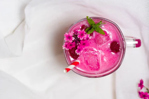 Hallon smoothie i ett dekorerat glas — Stockfoto