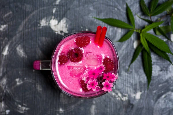 Raspberry smoothie in decorated glass with marijuana — ストック写真