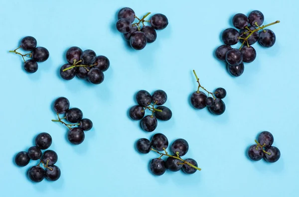 Uva su sfondo blu — Foto Stock
