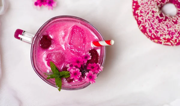 Raspberry smoothie and a pink doughnut — ストック写真