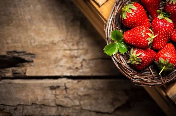 Strawberries in a wicker plate — Stock Photo, Image