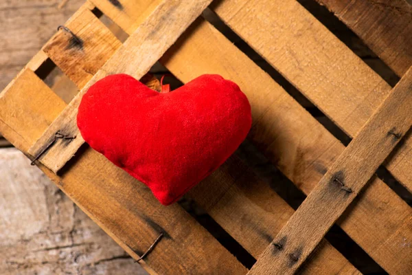 Forma do coração em um fundo de madeira rústico — Fotografia de Stock