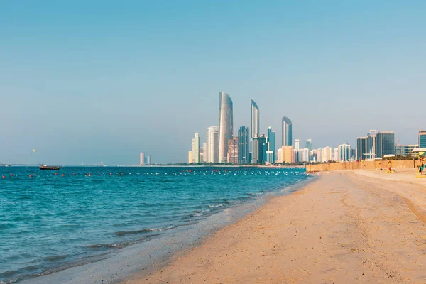 Abu dhabi Stadt Strand und Wandergebiet mit Blick auf Wahrzeichen — Stockfoto