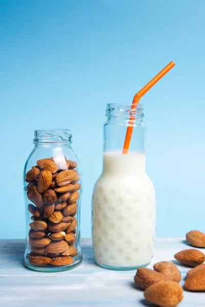 Органічна Біла Мигдалева Молоко Скляній Пляшці Синьому Тлі — стокове фото