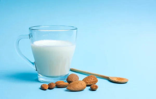 Миндальное Молоко Стакане Голубом Фоне Орехами — стоковое фото