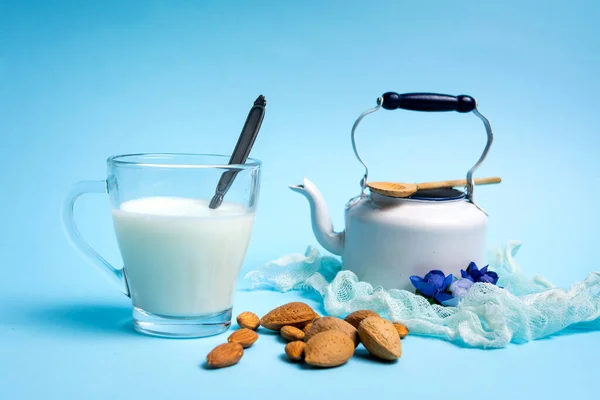 Миндальное Молоко Стакане Голубом Фоне Орехами — стоковое фото