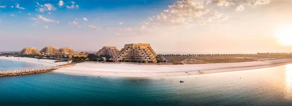 日落时阿联酋空中全景中的Marjan岛海滩和Ras Khaimah酋长国的海滨 — 图库照片