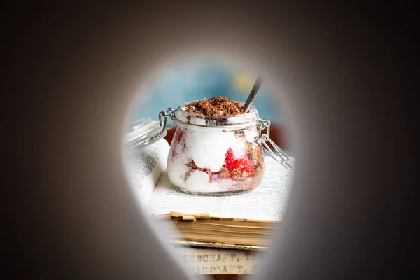 Erdbeer Parfait Dessert Einem Glas Auf Bücher Nahaufnahme — Stockfoto