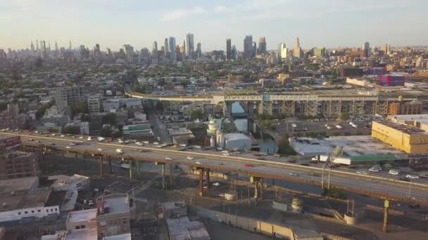 Luchtfoto Van Gowanus Snelweg Brooklyn Metro Tracks Met Wolkenkrabbers Achtergrond — Stockvideo