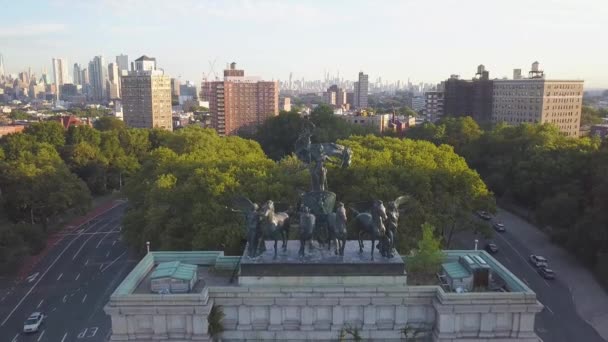 Letecký Pohled Grand Army Plaza Brooklynu Slunečného Letního Rána Manhattanem — Stock video