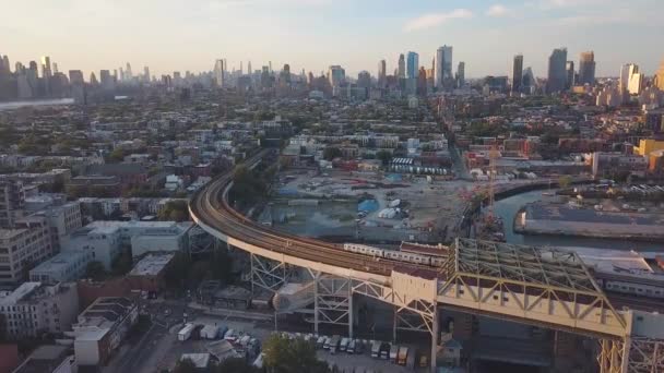 Drón Követi Vonatot Brooklynban Egy New York Vasúti Sínek — Stock videók