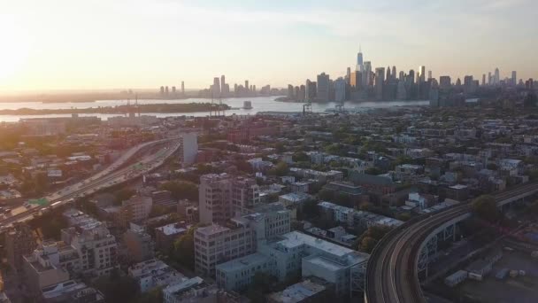 Vista Aérea Manhattan Desde Autopista Gowanus Brooklyn Atardecer — Vídeos de Stock