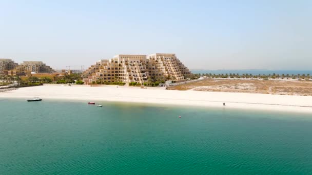 阿拉伯联合酋长国Ras Khaimah酋长国的Marjan岛 对海滩和建筑的鸟瞰 — 图库视频影像