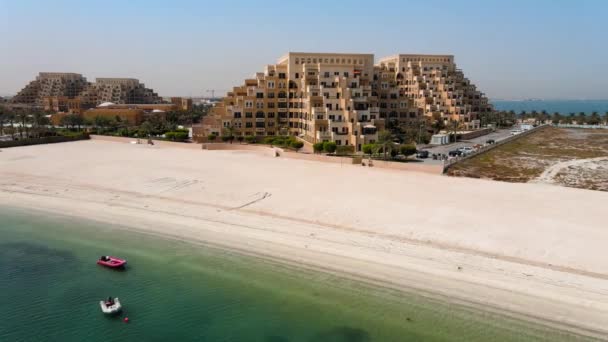 アラブ首長国連邦のラアス ハイマの首長国のMarjan島ビーチと建築の空中写真 — ストック動画