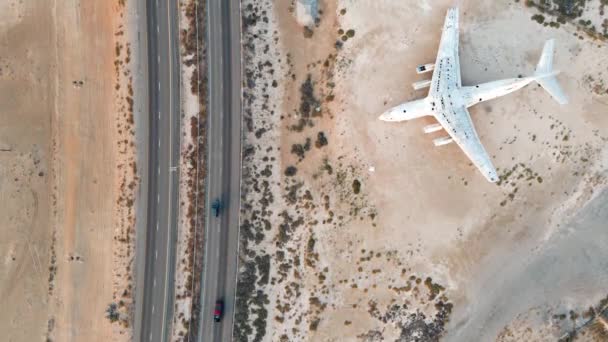 Εγκαταλελειμμένο Αεροπλάνο Από Την Εθνική Οδό Στην Έρημο Του Umm — Αρχείο Βίντεο
