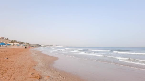 阿拉伯联合酋长国Ras Khaimah 2020年8月9日 阳光灿烂的一天 阿拉伯联合酋长国Ras Khaimah的Flamingo沙城海滩 — 图库视频影像
